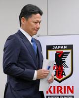 厳しい表情で記者会見に臨むサッカーＵ－23日本代表の大岩監督＝４日、東京都内
