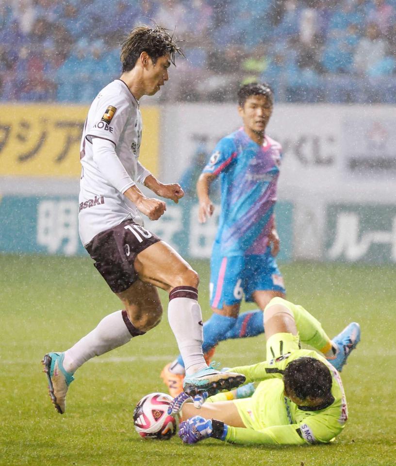 　後半、ゴール前に攻め込む神戸・大迫