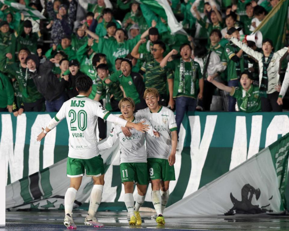 　後半、勝ち越しゴールを決め、サポーターと喜ぶ東京Ｖ・山見（中央）ら（撮影・金田祐二）