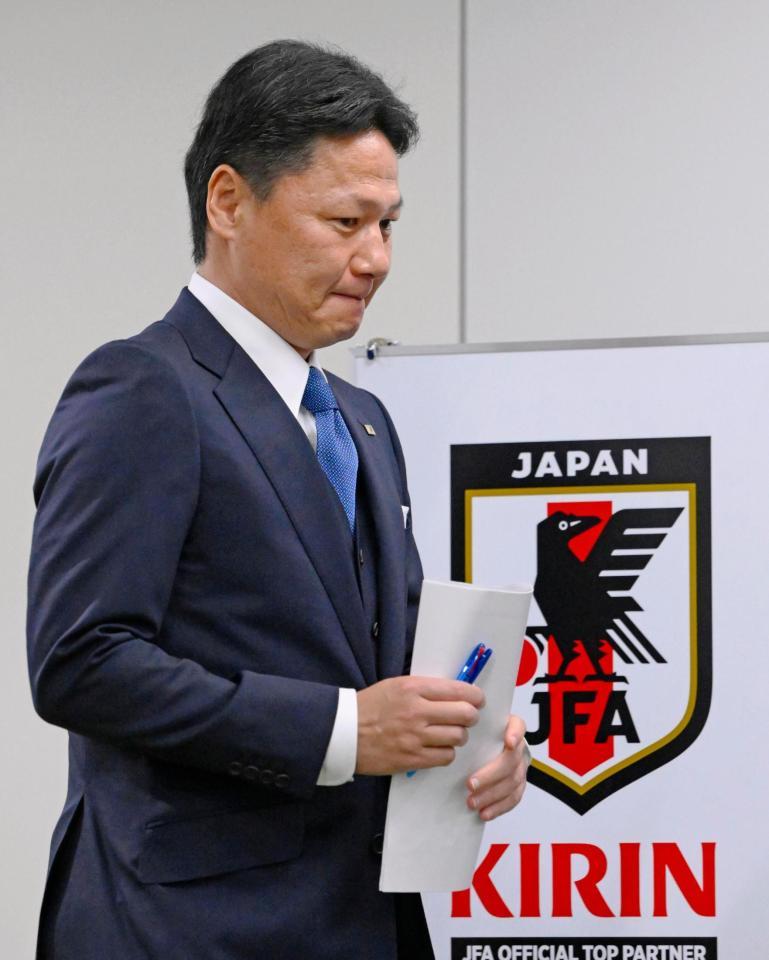 厳しい表情で記者会見に臨むサッカーＵ－23日本代表の大岩監督＝４日、東京都内