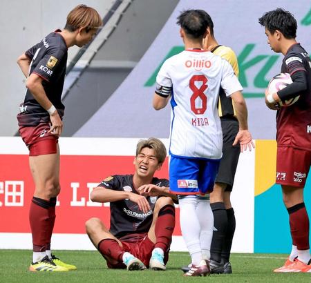 　後半、相手選手と接触して負傷し、顔をしかめる神戸・大迫