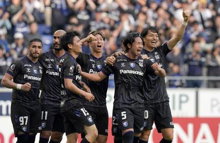 　試合終了間際、決勝ゴールを決めた三浦（右から２人目）を祝福するＧ大阪イレブン