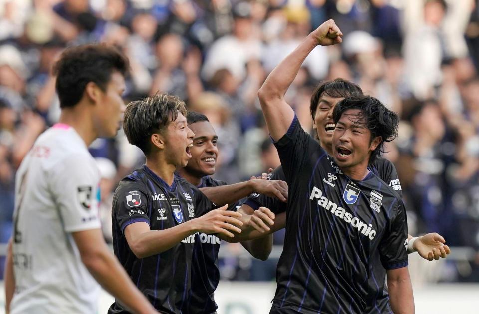 　試合終了間際、決勝ゴールを決め、喜ぶＧ大阪・三浦（右端）