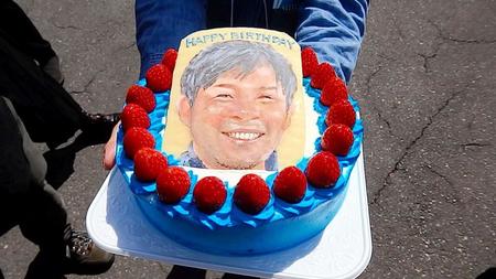 　５０歳の誕生日を前に報道陣が川崎・鬼木監督に用意した特製ケーキ