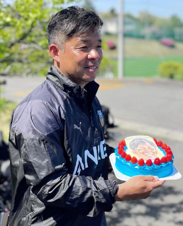 　５０歳の誕生日を前に報道陣から特製ケーキを贈られて笑顔を見せる川崎・鬼木監督