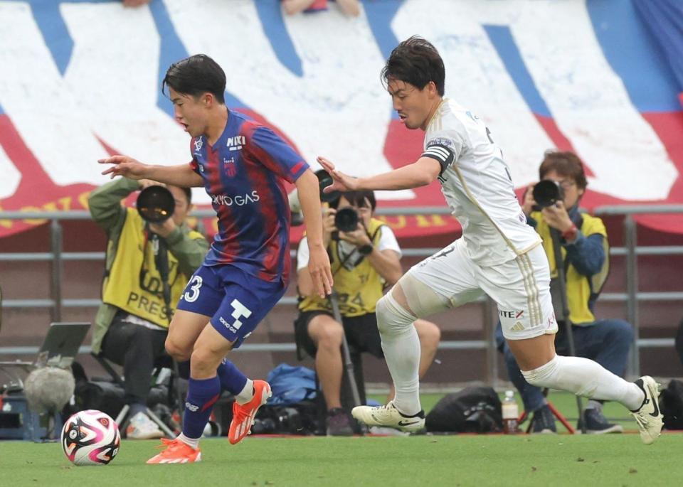 　後半、途中出場し、競り合うＦＣ東京・佐藤龍之介（左）＝撮影・西岡正