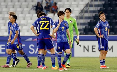 　韓国に敗れ、ぼうぜんとする佐藤（右端）らＵ－23日本代表。Ｂ組２位通過で準々決勝に臨む