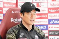 　オンライン取材に答える神戸・吉田監督©ＶＩＳＳＥＬ　ＫＯＢＥ