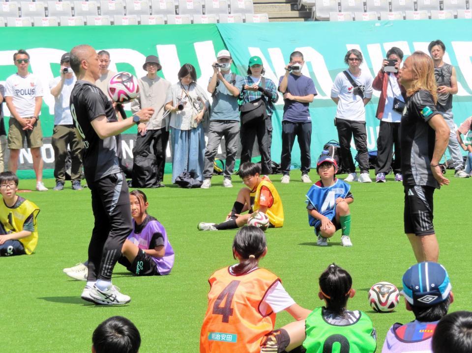 　子どもたちに胸トラップを披露した小野伸二氏（左）と北澤豪氏