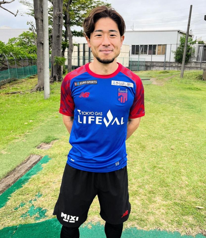 　小平グラウンドで取材に応じたＦＣ東京ＤＦ白井康介