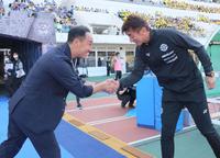 　試合前、握手する町田・黒田剛監督（左）と柏・井原正巳監督（撮影・吉澤敬太）