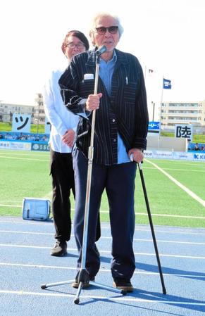 　南葛ＳＣの本拠地開幕戦で試合前にファンへあいさつした映画「男はつらいよ」の山田洋次監督