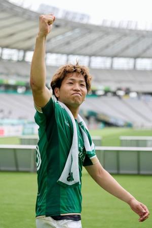 　磐田に競り勝ち、サポーターと喜びを分かち合う東京Ｖ・木村