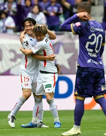 　前半、チーム２点目のゴールを決め、森島（右）と抱き合って喜ぶ名古屋・稲垣