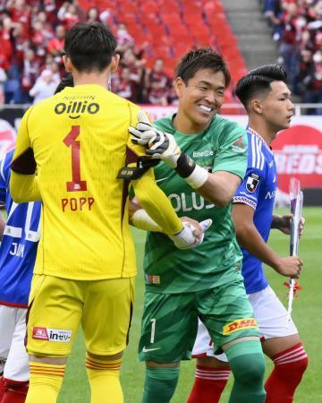 　浦和-横浜Ｍ　試合開始前、横浜ＭのＧＫポープ（１）らと笑顔であいさつする浦和・ＧＫ西川（右から２人目）＝埼玉スタジアム