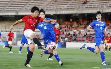 　三菱重工浦和-仁川　前半、ゴールを決める三菱重工浦和・清家（左）＝浦和駒場