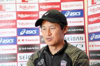 　オンライン取材に答える神戸・吉田監督©ＶＩＳＳＥＬ　ＫＯＢＥ