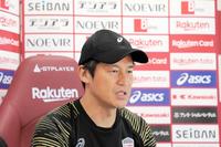 　オンライン取材に答える神戸・吉田監督　©ＶＩＳＳＥＬ　ＫＯＢＥ