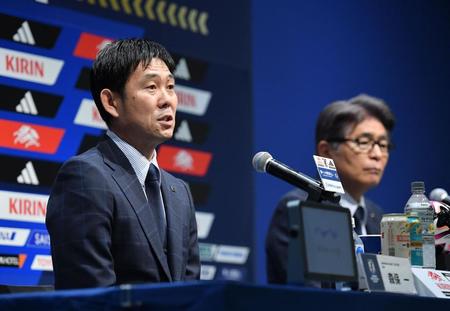 　会見で質問に答える日本代表・森保一監督（左）。右は日本サッカー協会の山本昌邦ナショナルチームダイレクター（撮影・開出牧）