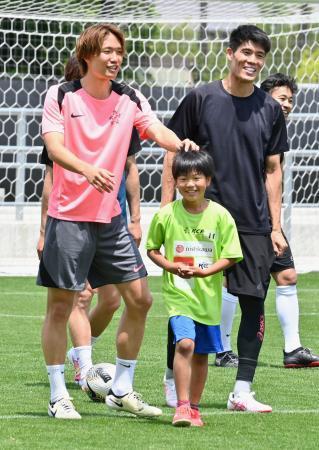 　子どもたちとミニゲームをしたサッカー日本代表の板倉滉選手（左）と冨安健洋選手＝２６日、金沢市