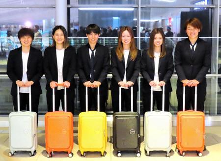 　スペイン遠征へ向けて出発した女子日本代表「なでしこジャパン」の（左から）林穂乃香、長野風花、植木理子、清水理沙、長谷川唯、高橋はな