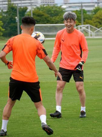 　トレーニングするサッカー元日本代表の三浦知良（右）＝堺市