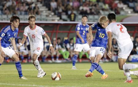 　日本-ミャンマー　前半、チーム２点目のゴールを決める堂安（右から２人目）＝ヤンゴン（共同）