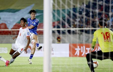 　日本-ミャンマー　前半、先制ゴールを決める中村（中央）＝ヤンゴン（共同）