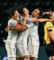 　後半、勝ち越しゴールを決め喜ぶ町田・羅相浩（中央）＝ヨドコウ