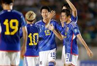 　前半、先制ゴールを決めタッチを交わす中村（右端）