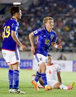 　前半、チーム２点目のゴールを決め、駆け出す堂安（右）＝共同