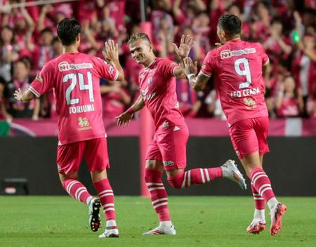 　前半、先制ゴールを決め喜ぶＣ大阪・ルーカスフェルナンデス（中央）