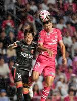 　前半、ヘディングで競り合う浦和・渡辺（左）とＣ大阪・ビトールブエノ