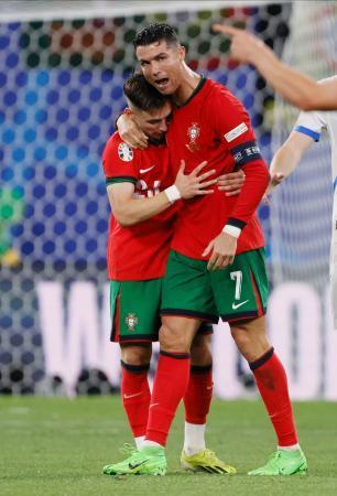 　チェコ戦でゴールを決めたコンセイサン（左）と抱き合って喜ぶポルトガルのロナルド＝ライプチヒ（ゲッティ＝共同）
