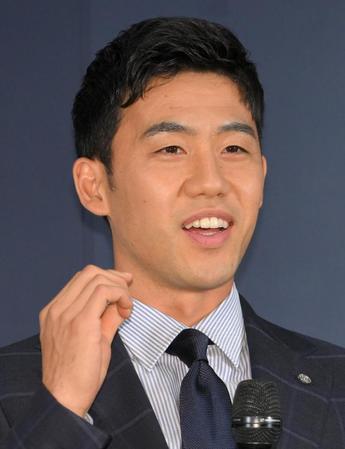 サッカー日本代表・遠藤航が“パパの顔”　オフは「子供と遊んでいることが多い」「来週も家族で旅行に行こうかな」