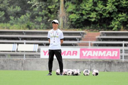 　練習を見守るＣ大阪・小菊監督（セレッソ大阪提供）