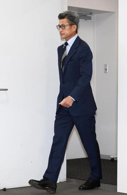 三浦知良がすごっ！本当に57歳？鈴鹿移籍会見でスーツビシッ まるで