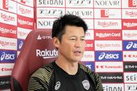 　オンライン取材に答える神戸・吉田監督©ＶＩＳＳＥＬ　ＫＯＢＥ