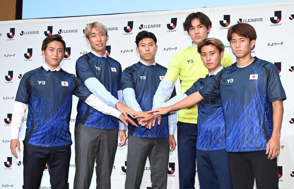 　Ｕ-２３日本代表に選出され、手を合わせる（左から）浦和・大畑歩夢、柏・関根大輝、柏・細谷真大、ＦＣ東京・野沢大志ブランドン、ＦＣ東京・荒木遼太郎、町田・平河悠＝東京ミッドタウン（撮影・棚橋慶太）