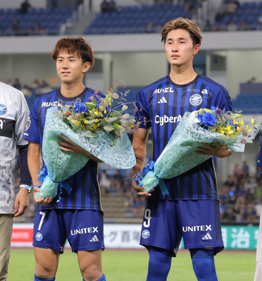 　試合後のセレモニーで花束を手にする町田・平河悠（左）と藤尾翔太（撮影・西岡正）