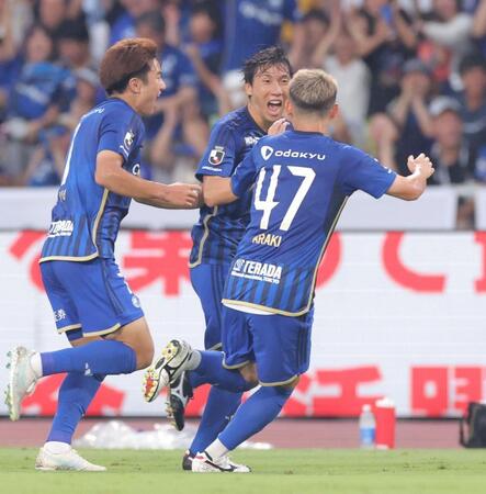 　前半、先制点を決め、平河（左）、荒木（右）と喜ぶ町田・下田（撮影・西岡正）