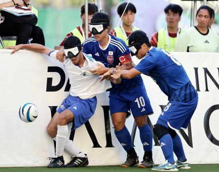 　日本-モロッコ　前半、競り合う川村（中央）＝大阪市