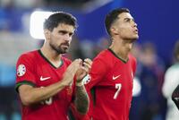 　フランスにＰＫ戦で敗れ、個人最多６大会目を初めて無得点で終えたポルトガルのロナルド（右）＝ハンブルク（ゲッティ＝共同）