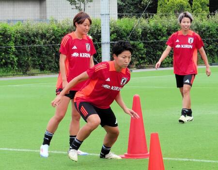 　パリ五輪へ向けた合宿で汗を流す清家（中央）と宮沢。右は田中