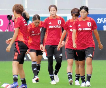 　地元での復興支援試合・ガーナ戦を前に最終調整を行うサッカー女子日本代表「なでしこジャパン」ＤＦ北川（中央）