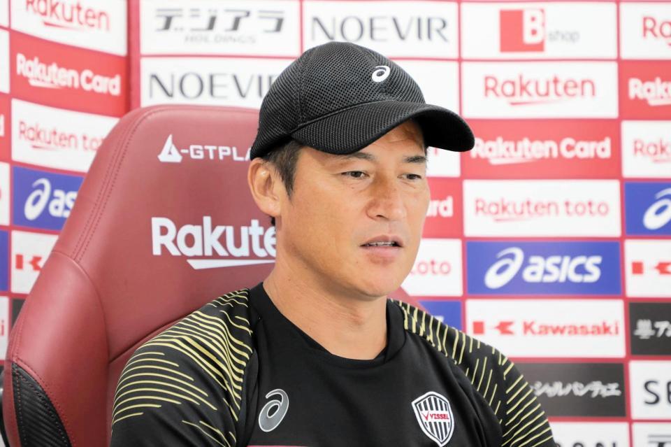 　オンライン取材に応じる神戸・吉田監督©ＶＩＳＳＥＬ　ＫＯＢＥ