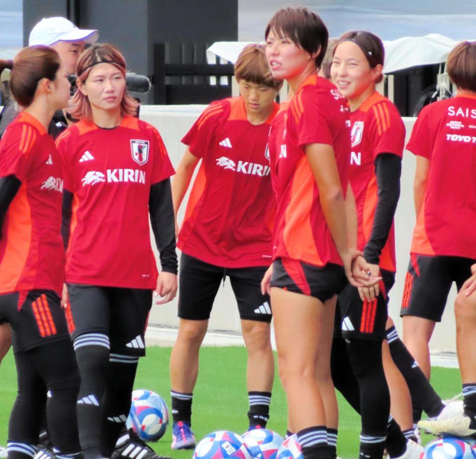 　ガーナ戦を前に最終調整を行う主将でＤＦの熊谷（中央）、ＤＦ北川（右）らサッカー女子日本代表「なでしこジャパン」