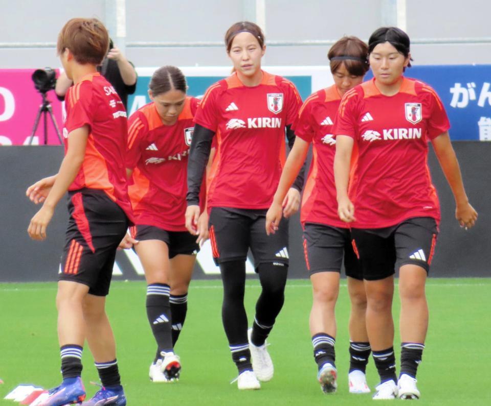 　地元での復興支援試合・ガーナ戦を前に最終調整を行うサッカー女子日本代表「なでしこジャパン」ＤＦ北川（中央）