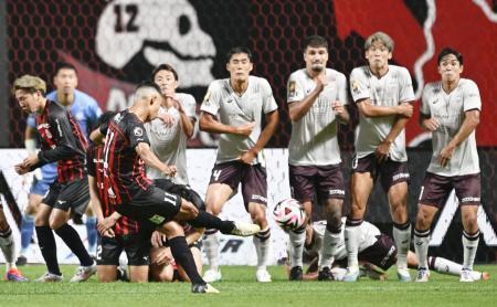 　札幌-神戸　前半、先制ＦＫを決める札幌・青木（手前）＝札幌ドーム