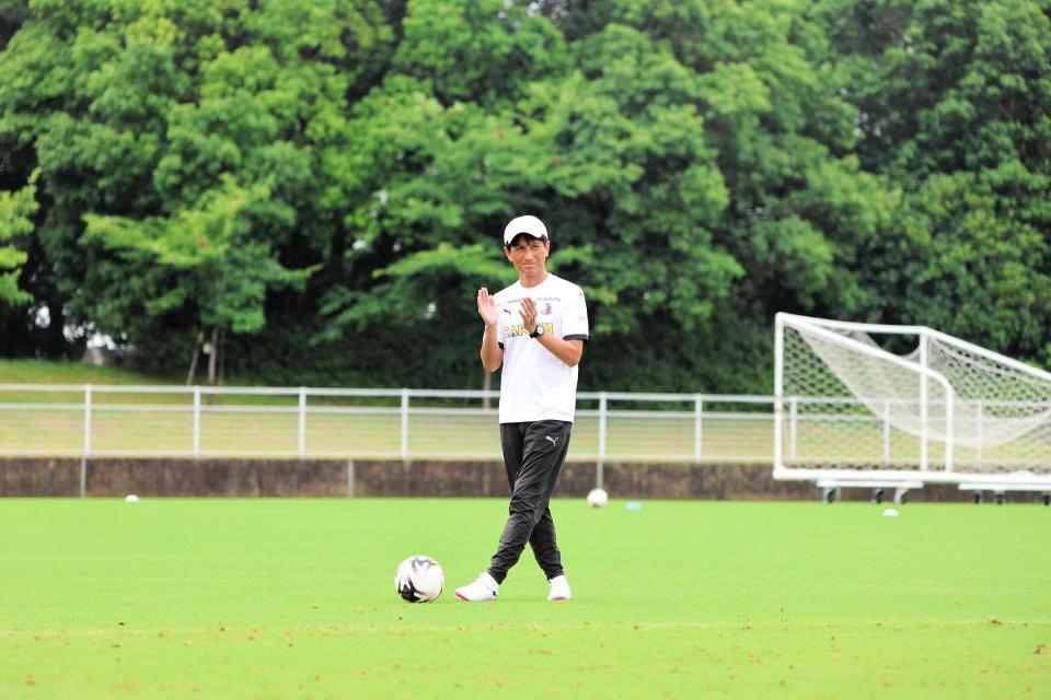 　練習を指揮するＣ大阪・小菊監督（セレッソ大阪提供）